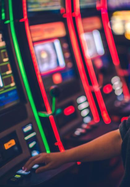 Donna gioca alle slot machine in un casinò.