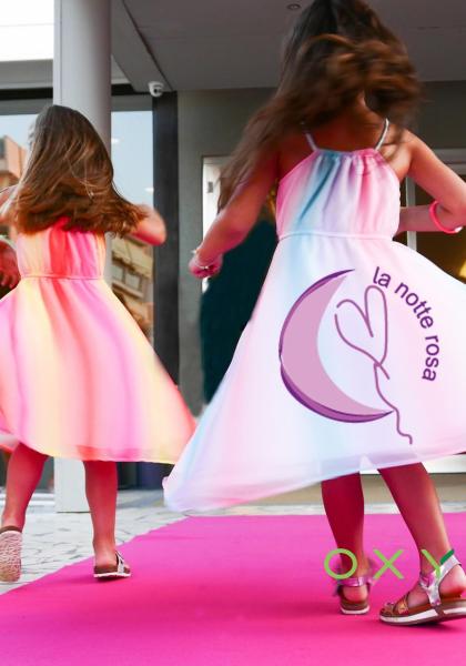 Bambine danzano su tappeto rosa, evento La Notte Rosa.