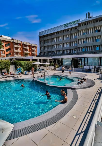 Piscina di un hotel con persone che nuotano e si rilassano.