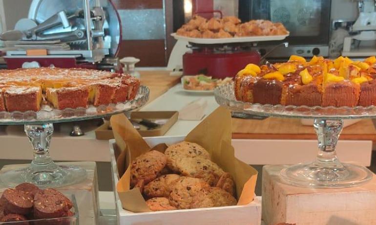 Esposizione di dolci con crostate e biscotti in una pasticceria.